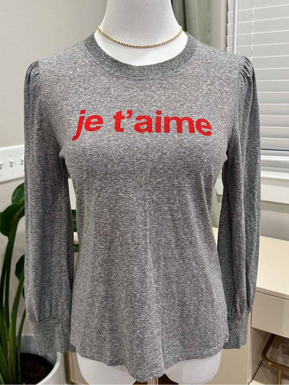 Gray Long-Sleeve 'je t'aime' Tee with Red Script from Anthro